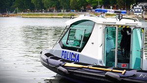 Zdjęcie: policyjna łódź.