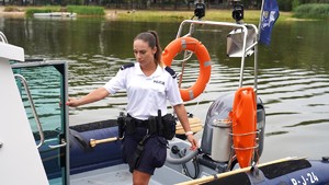 Zdjęcie: policjantka na łodzi.
