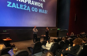 policjant w trakcie spotkania z młodzieżą