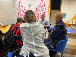 policjant w trakcie spotkania z młodzieżą