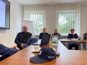 policjanci w trakcie szkolenia z kontrolerami MZK