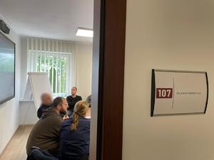 policjanci w trakcie szkolenia z kontrolerami MZK