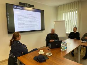 policjanci w trakcie szkolenia z kontrolerami MZK