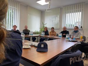 policjanci w trakcie szkolenia z kontrolerami MZK