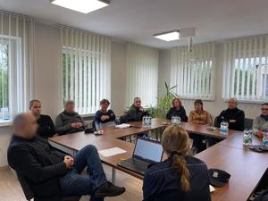 policjanci w trakcie szkolenia z kontrolerami MZK