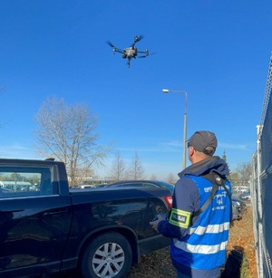 policjanci w trakcie działań przy cmentarzu