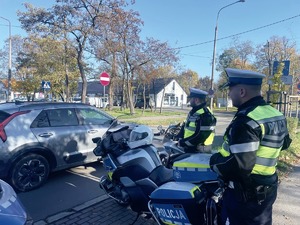 policjanci w trakcie działań przy cmentarzu