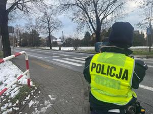 policjanci kontrolują samochody