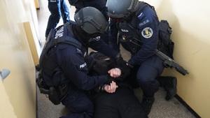 służby w trakcie działań