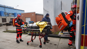 służby w trakcie działań