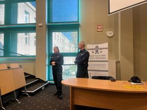 policjanci w trakcie prelekcji