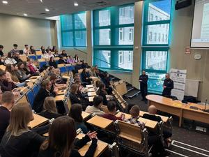 policjanci w trakcie prelekcji