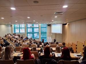 policjanci w trakcie prelekcji