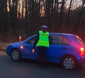 policjanci sprawdzają trzeźwość