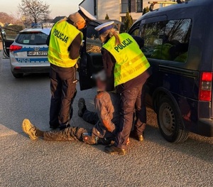 zdjęcie: policjantki z zatrzymanym mężczyną
