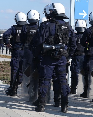 zdjęcie: policjanci podczas zabezpieczenia meczu piłki nożnej