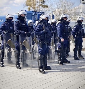 zdjęcie: policjanci podczas zabezpieczenia meczu piłki nożnej