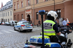 policjanci w trakcie zabezpieczenia wyścigu