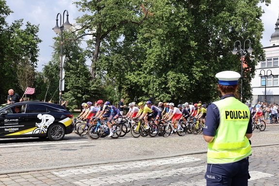 policjanci w trakcie zabezpieczenia wyścigu