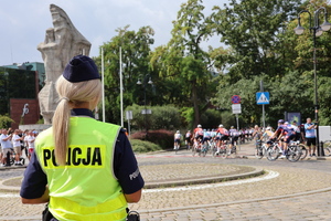 policjanci w trakcie zabezpieczenia wyścigu