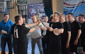 Zwycięska drużyna z KP Niemodlin cieszy się ze zwycięstwa podnosząc puchar do góry