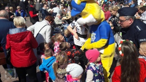 Na zdjęciu maskotka opolskiej policji POLICUŚ wśród mieszkańców miasta