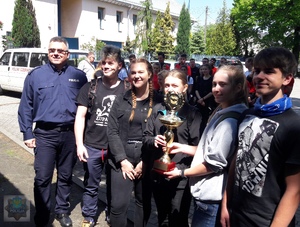 Asp. sztab. Maciej Kędra z uczestnikami Okręgowych Mistrzostw Poleskiego Czerwonego Krzyża.