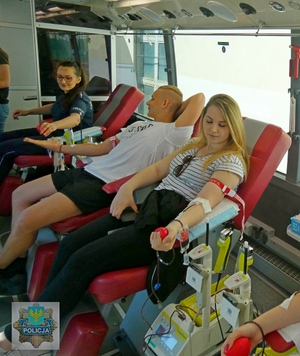 Policjant i młodzież oddają krew