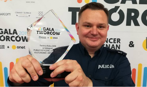 Policjant w mundurze odbiera  zwycięską  statuetkę. Poznań 2019- Gala Twórców