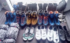 Skradziony towar zabezpieczony przez policjantów. Na zdjęciu obuwie i odzież  sportowa, a także sprzęt sportowy - namioty