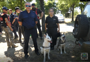 Policjaci z psami tropiącymi