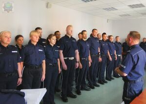 Komendant Miejski Policji w Opolu mł. insp. Rafał Drozdowski  składa gratulacje wyróżniającym się policjantom i pracownikom cywilnym 
W trakcie uroczystej zbiórki wręcza policjantom i pracownikom rozkazy personalne o przyznanej przez Komendanta Głównego Policji nagrodzie motywacyjnej.