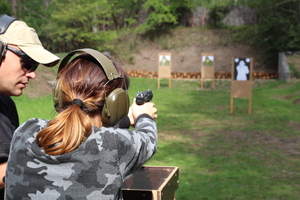 zawodnik oddaje strzały