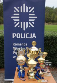 Puchary i medale na tle logo KMP