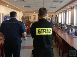 Policjant i strażak rozmawiają z młodzieżą