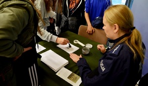 Policjantka podczas pobierania odcisków palców - czynność szkoleniowa