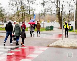Policjanci na przejściu dla pieszych w rejonie cmentarza