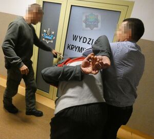 Kryminalni prowadzą zatrzymanego, podejrzanego o rozbój