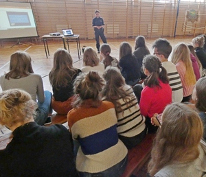 Policjanci rozmawiają z młodzieżą o służbie w policji