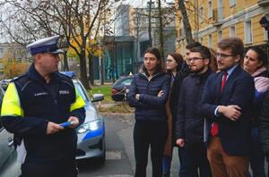 Policjant ruchu drogowego podczas prelekcji ze studentami