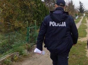 Policjant podczas kontroli ogródków działkowych