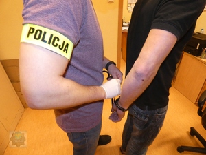 Policjant nieumundurowany z zatrzymanym