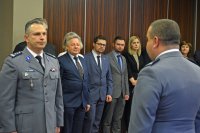 Naczelnik Wydziału Prewencji składa meldunek I Zastępcy Komendanta Wojewódzkiego Policji w Opolu