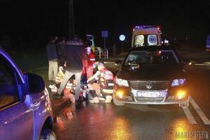 Pracujące na miejscu wypadku służby ratunkowe