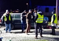 policjanci pod nadzorem prokuratora pracują na miejscu zdarzenia