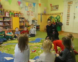 Przedszkolaki z PP nr 8 w Opolu podczas spotkania z policjantami z komendy miejskiej