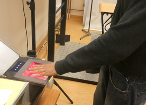 podejrzany w trakcie daktyloskopii