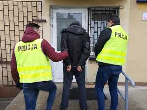 Doprowadzenie zatrzymanego podejrzanego o kradzież i uszkodzenie elewacji szpitala w Ozimku