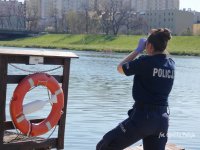 Policjantka sprawdza tereny przywodne