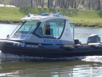 Policyjna łódź motorowa na wodzie